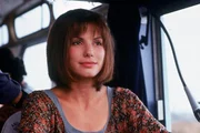 Annie Porter (Sandra Bullock) muss einen Bus stets langsamer als 50 Meilen pro Stunde fahren, damit eine Bombe nicht explodiert.