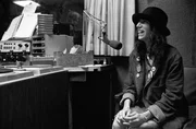 Die S&auml;ngerin und Dichterin Patti Smith tritt am 12. Juni 1978 in Atlanta, Georgia, live bei WKLS-FM auf.
