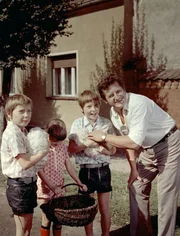 Die Zwillinge Ralf und Rolf Lemcke, Ina Reuter (2.v.l.) und Erik S. Klein (r.), der den Witwer Erwin Mai spielt.