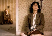 Louise Desfontaines (Sophie Marceau, re.) und Jeanne Faussier (Julie Depardieu) sind in deutsche Gefangenschaft geraten. Um unter Folter nichts zu verraten, beschlie&szlig;en sie vorher den Freitod zu w&auml;hlen.