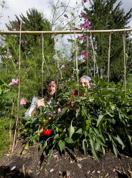 Die Gem&uuml;seheld*innen: Laura Setzer (li.) und Juliane Ranck.