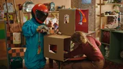 Saïd und Anna bauen ein Haus für ihre neue Katze. Saïd und Anna bauen ein Haus für ihre neue Katze.