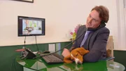 Eine Managerin aus Philadelphia sehnt sich nach einer Jobver&auml;nderung in London. Ihr Freund hat noch nie au&szlig;erhalb der USA gelebt und ist sich unsicher mit einem Umzug ins Ungewisse. Er erstellt eine Checkliste mit Kriterien. Doch in London m&uuml;ssen sie die Mitte f&uuml;r beide Seiten finden.