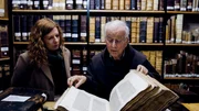 Auch Jesus hat D&auml;monen ausgetrieben. Religionswissenschaftlerin Dr. Nicole Bauer (l.) schaut sich mit einem Ordensbruder (r.) die entsprechenden Bibelstellen genauer an.