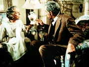 Gro&szlig;mutter Ester Walton (Ellen Corby, l.) sitzt nach vielen Jahren wieder ihrem Jugendfreund Marcus Dane (Arthur Space, r.) gegen&uuml;ber. Beide haben sich viel zu erz&auml;hlen.