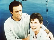 Elaine Warwick (Elinor Donahue) ist emp&ouml;rt, da&szlig; man ihren toten Bruder nach wie vor f&uuml;r einen M&ouml;rder und Vergewaltiger h&auml;lt. Nick (Joe Penny) versucht, sie zu beruhigen.