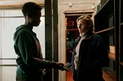 Jenny (Lorna Ishema) f&uuml;rchtet, dass Marens (Rosalie Thomass) Gegner zu skrupellos f&uuml;r sie ist und gibt ihr deshalb eine Waffe mit.