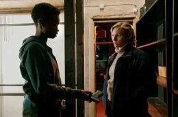 Jenny (Lorna Ishema) f&uuml;rchtet, dass Marens (Rosalie Thomass) Gegner zu skrupellos f&uuml;r sie ist und gibt ihr deshalb eine Waffe mit.