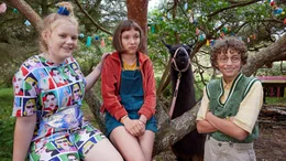 Will sich Lottas Papa scheiden lassen? Lotta (Meggy Hussong, M.) bekommt aufmunternden Zuspruch von Cheyenne (Yola Streese, l.) und Paul (Levi Kazmaier, r.).