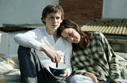 Jann (Philip Günsch) liebt seine Mutter Lina (Marie Leuenberger) grenzenlos.