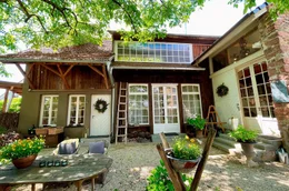 SWR STELZEN, SILO & SCHWARZWALDBLICK - FERIEN MAL ANDERS!, am Freitag (03.10.25) um 19:00 Uhr im SWR. Mitten in Buchholz bei Waldkirch: Schwarzwaldschick pur f&uuml;r Ferieng&auml;ste in &bdquo;Annas Orangerie & Scheune&ldquo;. Die einst abbruchreife Scheune wurde aufwendig restauriert zu einer Art Luxus-Cottage mit uriger Wohnk&uuml;che.
