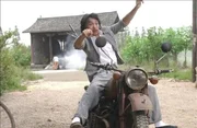 Durch eigene Provokationen ger&auml;t der junge Aufschneider Sing (Stephen Chow) in der Wohnsiedlung "Residenz Schweinstall" in eine Pr&uuml;gelei und entkommt nur knapp den, wie sich rausstellt, m&auml;chtigen Kung Fu K&auml;mpfern.
