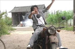 Durch eigene Provokationen ger&auml;t der junge Aufschneider Sing (Stephen Chow) in der Wohnsiedlung "Residenz Schweinstall" in eine Pr&uuml;gelei und entkommt nur knapp den, wie sich rausstellt, m&auml;chtigen Kung Fu K&auml;mpfern.