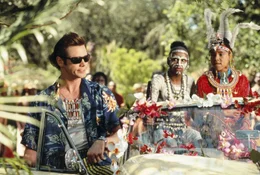 Sogar im Dschungel zieht Tierdetektiv Ace Ventura (Jim Carrey, l.) mit seinem verr&uuml;ckten Verhalten alle Blicke auf sich.