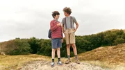 Paul (Levi Kazmaier, r.) freut sich, dass er in R&eacute;mi (Timothy Scannell, l.) einen neuen Freund gefunden hat.