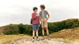 Paul (Levi Kazmaier, r.) freut sich, dass er in R&eacute;mi (Timothy Scannell, l.) einen neuen Freund gefunden hat.