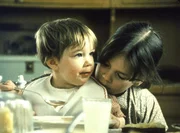 Kerstin (Tove Edfeldt) wird von Lisa (Linda Bergstr&ouml;m) mit Obstsuppe gef&uuml;ttert.