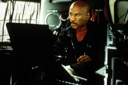PC-Genie Luther (Ving Rhames) ist bei jedem Einsatz an Hunts Seite.
