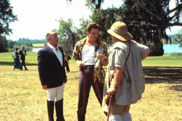 Ace Ventura (Jim Carrey, Mitte) und Missionar Fulton Greenwall (Ian McNeice, r.) verd&auml;chtigen Diplomat Vincent Cadby (Simon Callow, l.), etwas mit dem Verschwinden der heiligen Fledermaus zu tun zu haben.