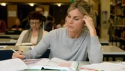 Catrin (Nele Mueller-St&ouml;fen) b&uuml;ffelt f&uuml;r ihr Medizinstudium.