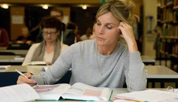Catrin (Nele Mueller-St&ouml;fen) b&uuml;ffelt f&uuml;r ihr Medizinstudium.