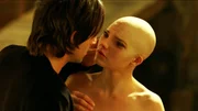 Dren (Delphine Chan&eacute;ac) ist ein Mischwesen aus menschlicher und tierischer DNA, das von Clive (Adrien Brody) und seiner Frau erzeugt wurde.
