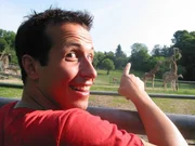 Willi Weitzel bei den Giraffen im Opel-Zoo in Kronberg im Taunus. &Uuml;ber 200 verschiedene Arten gibt es hier.