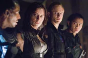 Leland (Eddie Rouse, l.), Nadia (Antje Traue, 2.v.l.), Bower (Ben Foster, 2.v.r.) und Manh (Cung Le, r.) k&auml;mpfen sich gemeinsam zum Schiffsreaktor durch, der kurz vor dem Ausfall steht.