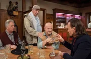 Ganz so rosig scheint es um Toni (Roland Frey, 3.v.li.) und seinen neuen Job nicht zu stehen. Hier am Stammtisch mit Schorsch (Friedrich Graumann, li.), Leo (Horst Hildebrand, stehend) und Constantin (Robert Besta, re.).