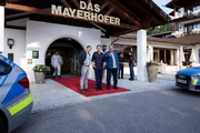 Die Kommissare Hofer (Joseph Hannesschl&auml;ger, r.) und Bach (Patrick Kalupa, l.) machen sich gemeinsam mit Polizist Mohr (Max M&uuml;ller, M.) am Tatort ein erstes Bild.