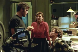 Gemeinsam mit der verr&uuml;ckten Penny (Drew Barrymore, M.) entwickelt Chuck (Sam Rockwell, r.) Shows, wie das "Dating Game" und moderiert die "Gong Show". Alles scheint perfekt zu laufen - bis er von einem Agenten der CIA (George Clooney, l.) angeheuert wird, Feinde der Vereinigten Staaten zu eliminieren ...