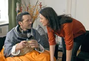 Cleo (Christine Neubauer) revanchiert sich bei ihrem an Grippe erkrankten Nachbar Jan (Michael Roll), indem sie f&uuml;r ihn zur Apotheke geht.