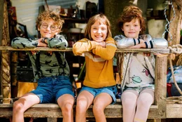 Lotta (Meggy Hussong, M), Cheyenne (Yola Streese, r.) und Paul (Levi Kazmaier, l.) sind der "Club der Wilden Kaninchen" und halten zusammen.