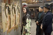 Geisha Hatsumomo (Gong Li, l.) vor den Bildern ihrer glamour&ouml;sen Vergangenheit.