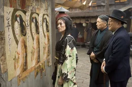 Geisha Hatsumomo (Gong Li, l.) vor den Bildern ihrer glamour&ouml;sen Vergangenheit.
