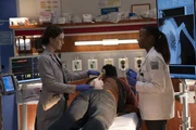Chicago Med Staffel 10 Folge 7 Krasser Fall: Sarah Ramos als Dr. Caitlin Lenox, Ashlei Sharpe Chestnut als Dr. Naomi Howard