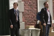 House (Hugh Laurie, r.) l&auml;sst sich bei Dr. James Wilson (Robert Sean Leonard, l.) &uuml;ber Stacy aus ...