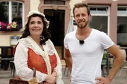 Moderator Arndt Reisenbichler (r.) auf mörderischer Stadtführung durch Blieskastel mit Kammerzofe Henrietta alias Monika Link (l.) Moderator Arndt Reisenbichler (r.) auf mörderischer Stadtführung durch Blieskastel mit Kammerzofe Henrietta alias Monika Link (l.)