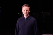 Jochen Breyer f&uuml;hrt durch den Film.