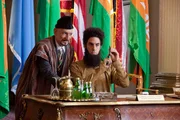 Noch ahnt der durchgeknallte und machtbesessene Diktator (Sacha Baron Cohen, r.) nicht, dass er schon bald das Opfer einer heimt&uuml;ckischen Verschw&ouml;rung seines Onkels (Ben Kingsley, l.) werden wird ...