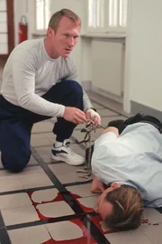 Paul Wagner (Robinson Reichl) gelingt die Flucht aus dem Klinikum Saalberg, indem er einen W&auml;rter (Darsteller unbekannt) niederschl&auml;gt und mit dessen Schl&uuml;ssel seine Fesseln aufschlie&szlig;t.