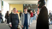 Als Darth Vader &Uuml;berrascht Fabian Sorge (Hans L&ouml;w) seinen Sohn Luca Victor Diderich) zum Geburtstag - leider beobachtet von seiner Chefin, Schulleiterin Frau Weber (Petra Welteroth)
