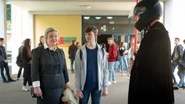 Als Darth Vader &Uuml;berrascht Fabian Sorge (Hans L&ouml;w) seinen Sohn Luca Victor Diderich) zum Geburtstag - leider beobachtet von seiner Chefin, Schulleiterin Frau Weber (Petra Welteroth)