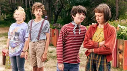 Der neue Mitsch&uuml;ler R&eacute;mi (Timothy Scannell, 2.v.r.) kommt Lotta (Meggy Hussong, r.) unangenehm nahe. Wie kann sie ihn wieder loswerden?