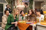 Die Familie wird ahnungslos Teil von Irenes Plan. Von links: Nuray (Lilay Huser), Baris (Metehan Demiröz), Ute (Isabell Hertel), Sina (Valea Scalabrino), Paco (Milos Vukovic), Anna (Marie Zielcke) und Esma (Özge Delioglan) Die Familie wird ahnungslos Teil von Irenes Plan. Von links: Nuray (Lilay Huser), Baris (Metehan Demiröz), Ute (Isabell Hertel), Sina (Valea Scalabrino), Paco (Milos Vukovic), Anna (Marie Zielcke) und Esma (Özge Delioglan)