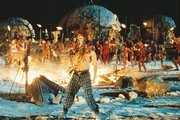 Ace Ventura (Jim Carrey) beim traditionellen Stammestanz.