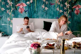 Maren (Rosalie Thomass) und Dennis (Friedrich M&uuml;cke) verstecken sich in einem Hotel. Und wo sie gerade so viel Geld in ihrem Besitz haben, lassen sie es sich richtig gutgehen.