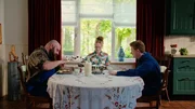 Lena (Fië Kolkka, Mitte) will im Nebenjob Nachhilfe geben. Jetzt muss sie nur noch ihrem Vater (Duncan Meijering, links) und ihrem Bruder (Piet Tomassen) ihre Pläne beichten, dass sie nicht als Bäuerin auf dem Hof arbeiten möchte. Lena (Fië Kolkka, Mitte) will im Nebenjob Nachhilfe geben. Jetzt muss sie nur noch ihrem Vater (Duncan Meijering, links) und ihrem Bruder (Piet Tomassen) ihre Pläne beichten, dass sie nicht als Bäuerin auf dem Hof arbeiten möchte.