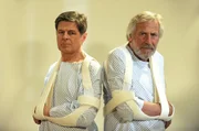 Nach der missgl&uuml;ckten Rettungsaktion teilen sich Roland Bamberger (Horst Kummeth, links) und Martin Kirchleitner (Hermann Giefer) nur widerwillig ein Krankenzimmer.