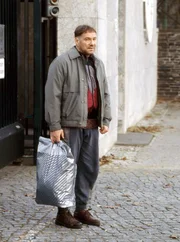 Weil die Verdachtsmomente nicht ausreichen, wird Karmann (G&ouml;tz George) aus der Untersuchungshaft entlassen.